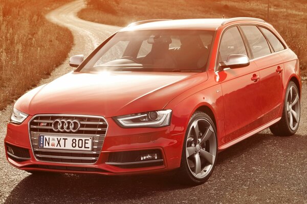 Audi auf der Straße in Rot, sonniges Azurblau