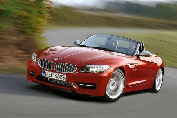 Шикарный кабриолет BMW Z4 в движении