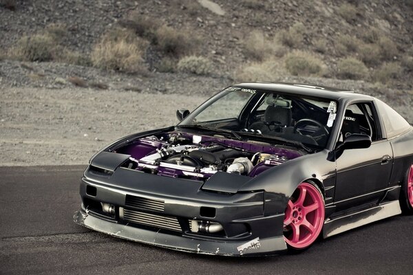 Nissan 240SX noir avec Jantes roses