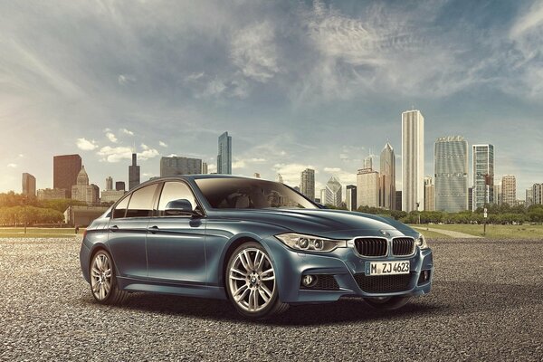 Новый BMW 3 серии на фоне города