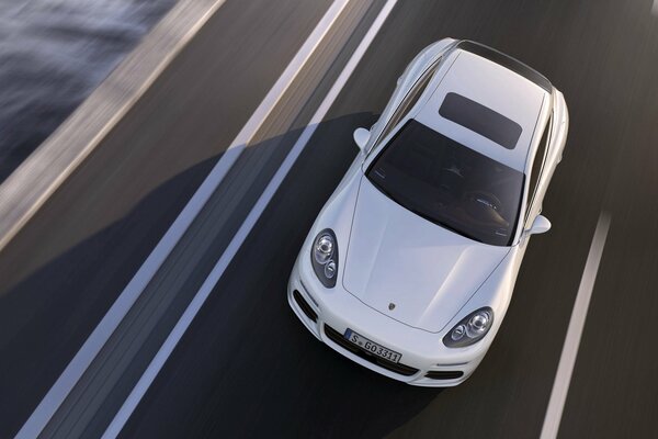 Porsche panameoa en movimiento en la carretera