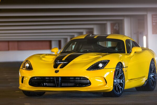 Amarillo Dodge Viper gts en el estacionamiento