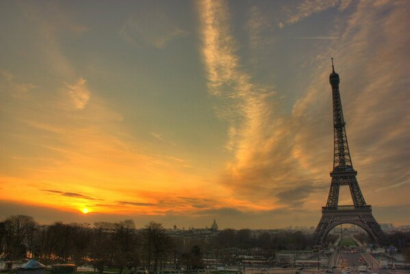 Wieża Eiffla w Paryżu o zachodzie słońca