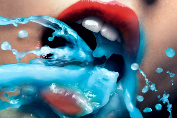 El líquido azul se vierte de la boca con los labios rojos