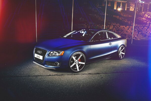 Niebieski Samochód marki Audi widok z boku