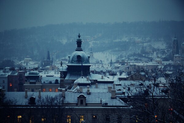 Ein Blick in die blaue Winterstadt