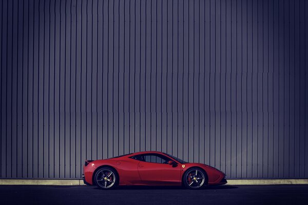 Ferrari rouge, speciale vue latérale à distance
