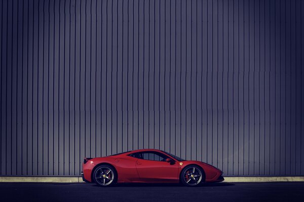 Ferrari rossa, vista laterale speciale lontanamente