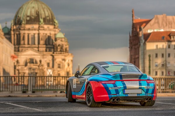 Porsche 911 Tuning en el fondo de la catedral hermoso cielo