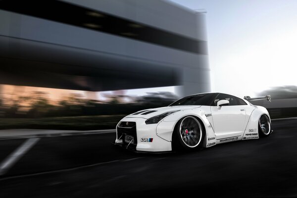 Voiture de sport blanc en mouvement