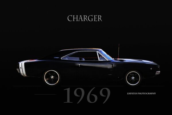 Czarny charger na czarnym tle. Rok 1969