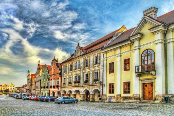Casas en la República Checa en el pavimento de adoquines