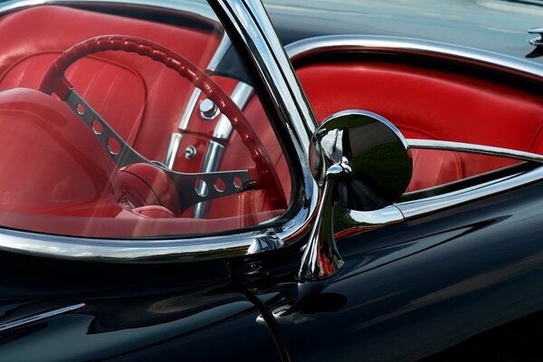 Belle voiture décapotable avec intérieur rouge