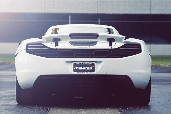 Supercar McLaren mp4-12C vista posteriore bianca