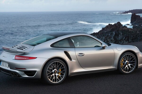 Auto Porsche grigia, 911 con vista sull oceano