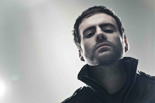 DJ Gareth Emery guarda in basso