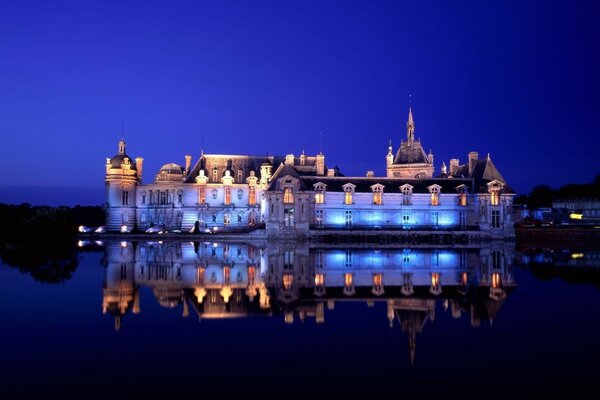 El maravilloso reflejo del castillo nocturno en la luz del sol