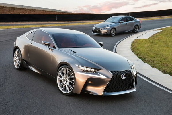 Lexus is350 LF-cc concept car in curva stretta