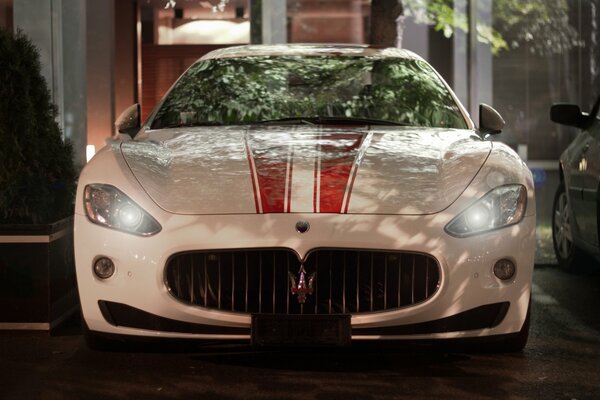 Voiture maserati avec phares de nuit