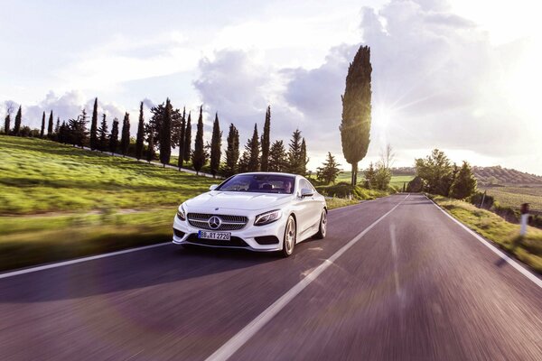 Blanc mersedes benz classe s, Mersedes benz classe s coupé sur la route, Mersedes benz classe s coupé dans la circulation en dehors de la ville, Mersedes benz classe s coupé à grande vitesse sur la piste