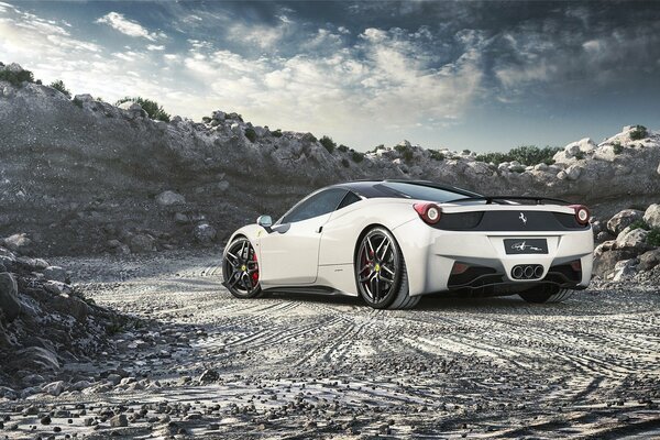 Coche blanco marca Ferrari