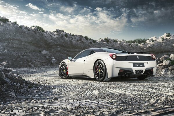 Biały Samochód marki Ferrari
