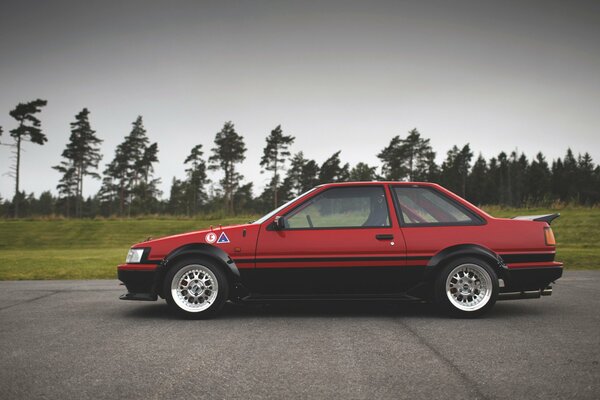 Toyota rouge dans un jour sombre