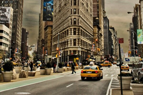 Taxi en la calle de nueva York en tiempo nublado