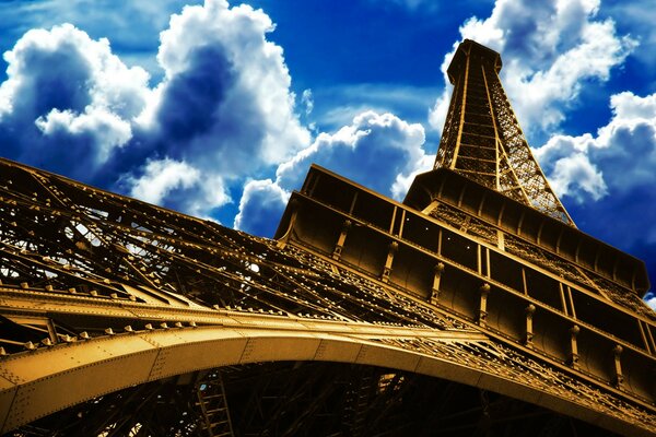 Эфелева башня в Париже упирается в небо