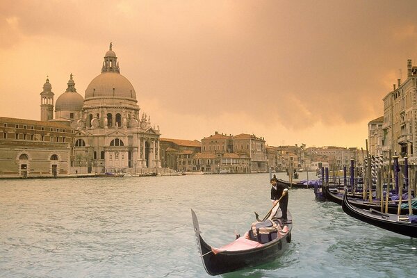 Italien. Venedig. Flusskanal. Gondoliere