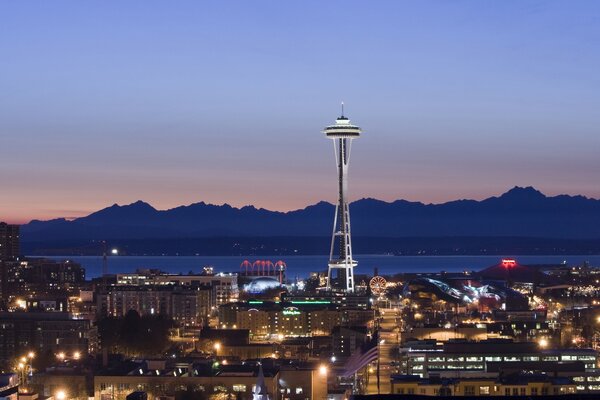 Città di Seattle nel crepuscolo serale