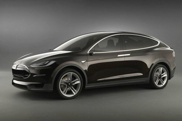Tesla nera lucida su sfondo grigio, auto elettrica