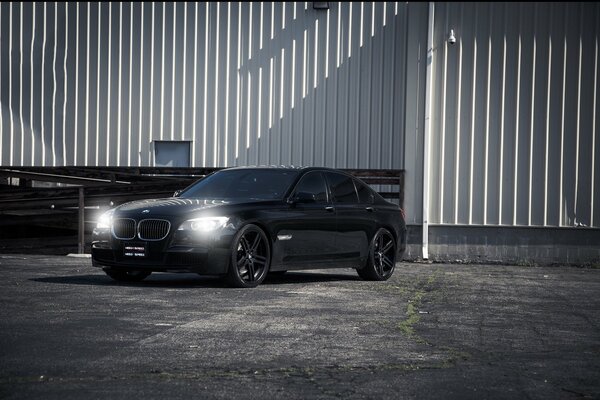 La voiture noire reste immobile