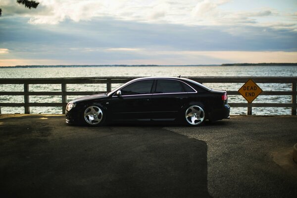 Czarny samochód Audi nad morzem