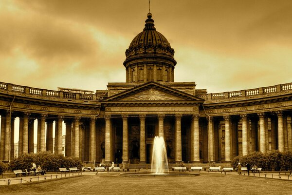 Kasaner Kathedrale mit Brunnen in St. Petersburg