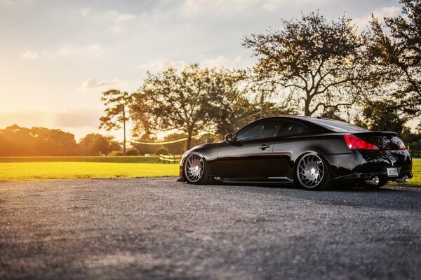 Coche negro infinity g35