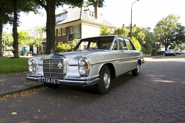 Une rare mercedes-benz garée au bord de la route