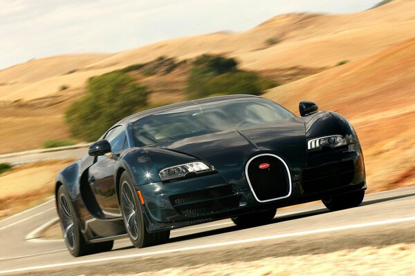 Bugatti veyron en la pista del desierto