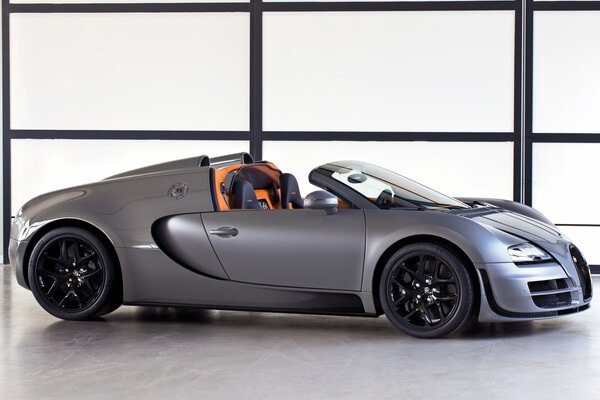 Szary samochód Bugatti veyron z pomarańczowym wnętrzem