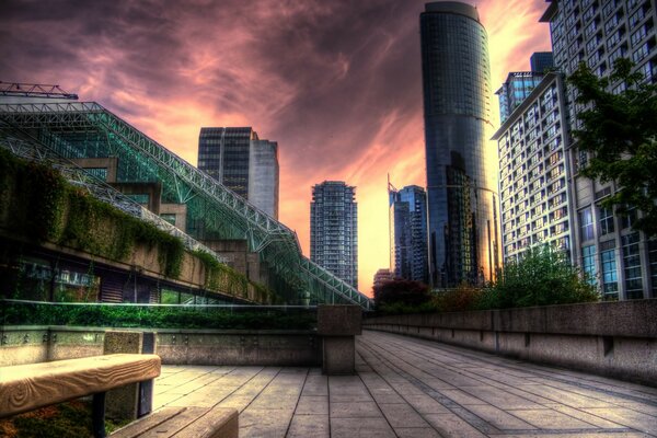 Rascacielos de edificios urbanos al atardecer