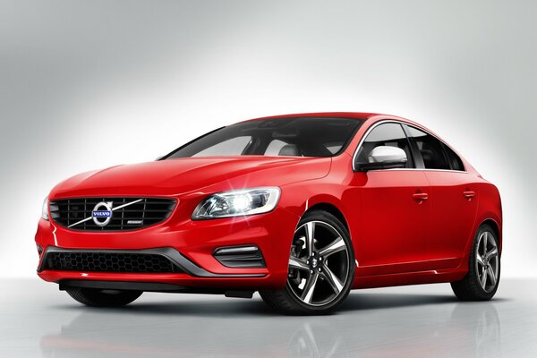 Volvo rojo con hermosas Llantas