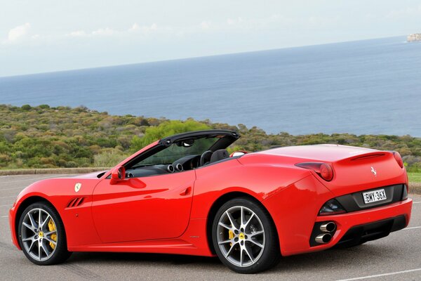 Rosso ferrari California sulla costa