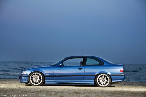 Sportcar los colores del mar en la costa