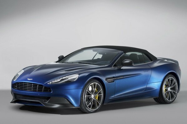 Aston martin azul, superdeportivo vanquish en vista lateral