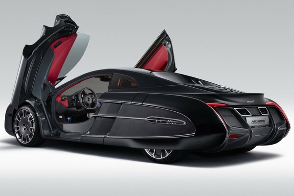 Maclaren x-1 colore nero su sfondo bianco