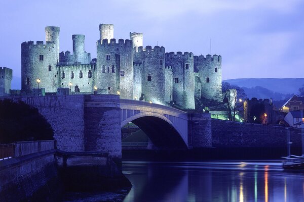 Castello con luci serali e Ponte di pietra