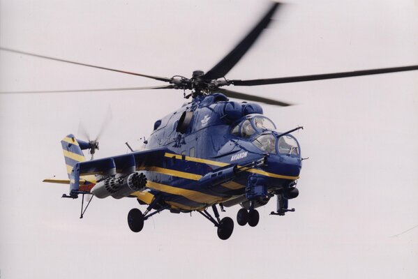 Helikopter w żółtej prloosku na błękitnym niebie