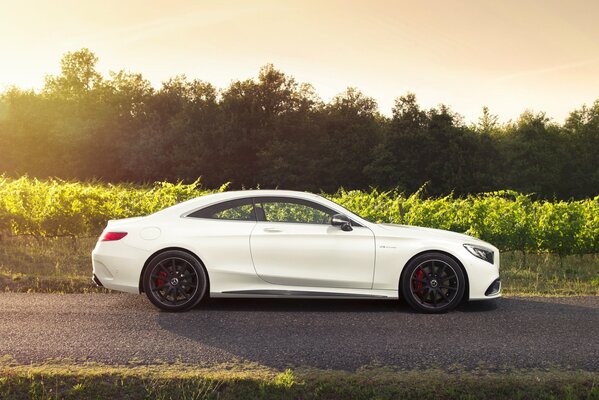 Weißes mersedes benz s63, schneeweißes mersedes benz, mersedes benz Coupé auf der Straße, schneeweißes mersedes benz Auto auf der Straße außerhalb der Stadt