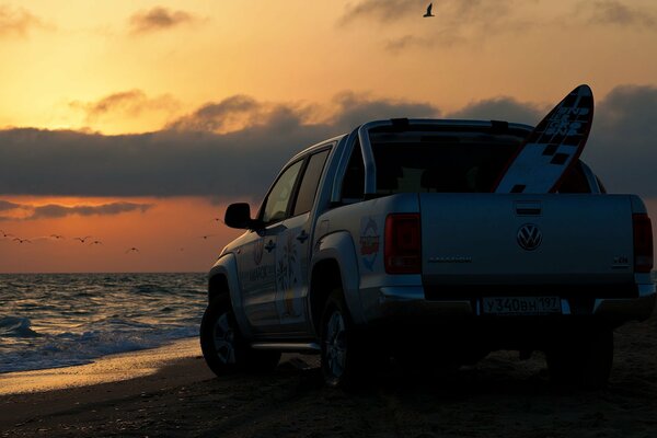 Pick - up sur la plage EA fond de coucher de soleil