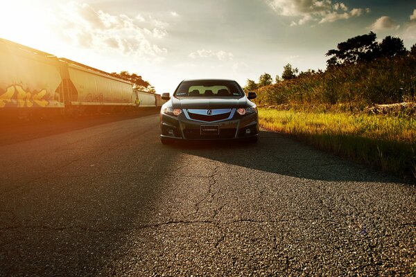 Honda se encuentra en la carretera en medio de la puesta de sol